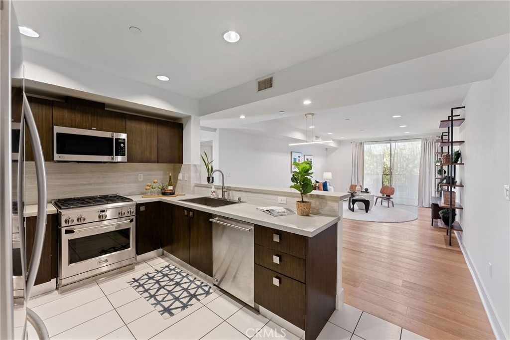 118 N Kings Rd - Photo 3