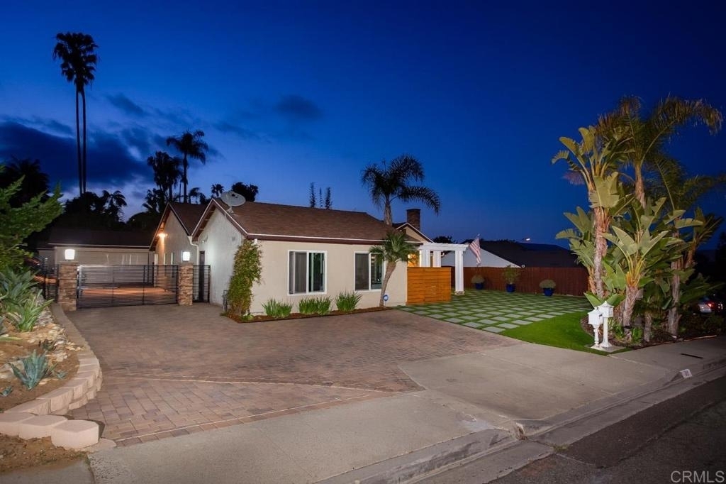 812 Crest Drive - Photo 3