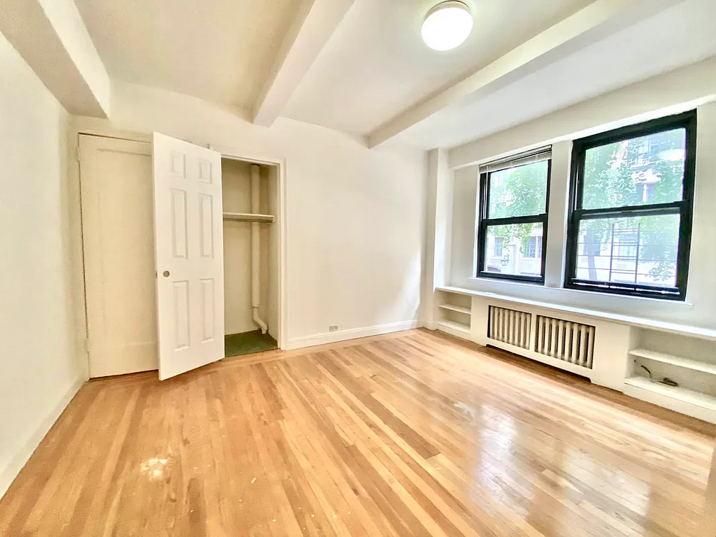 328 East 43rd Street - Photo 11