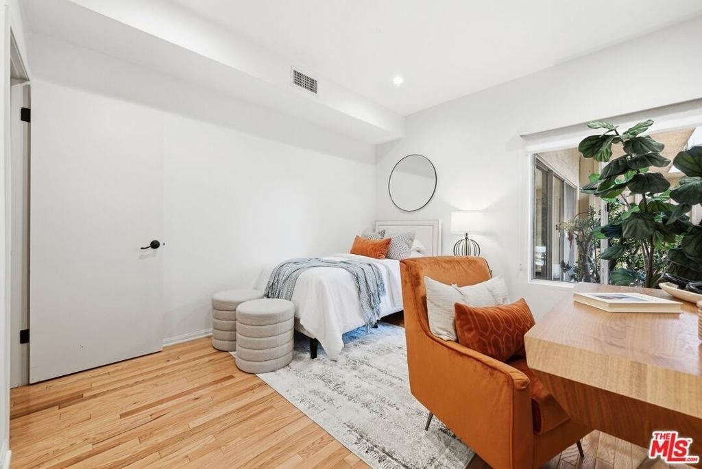 612 S Barrington Avenue - Photo 13