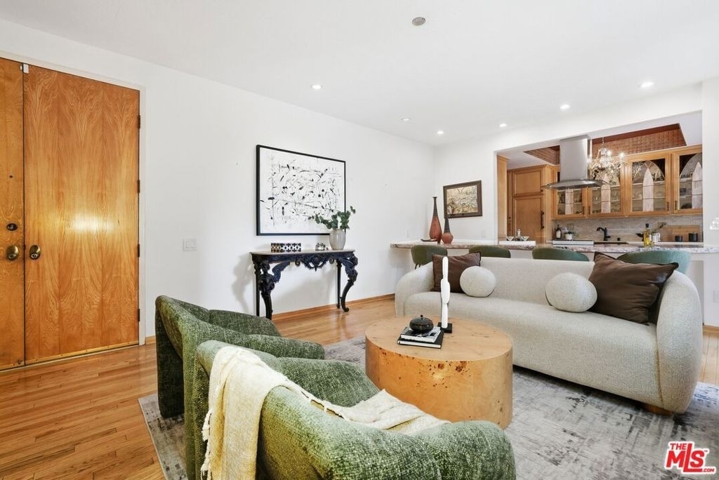 612 S Barrington Avenue - Photo 3