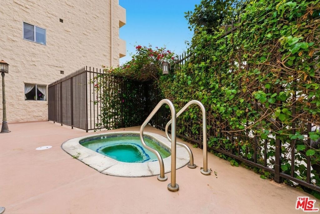 612 S Barrington Avenue - Photo 25