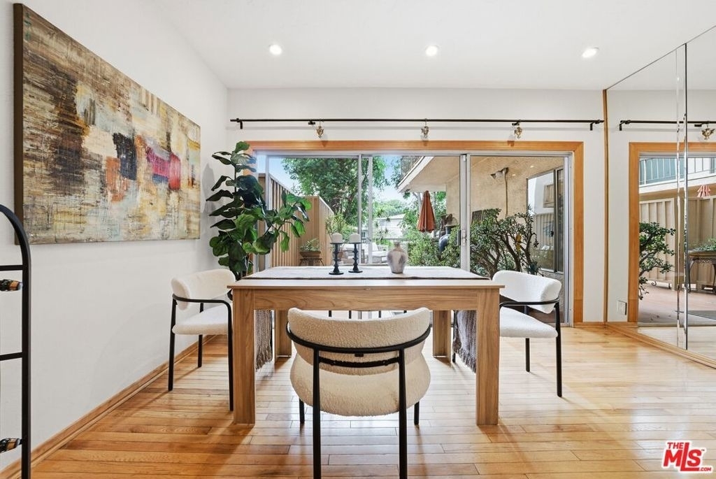 612 S Barrington Avenue - Photo 9