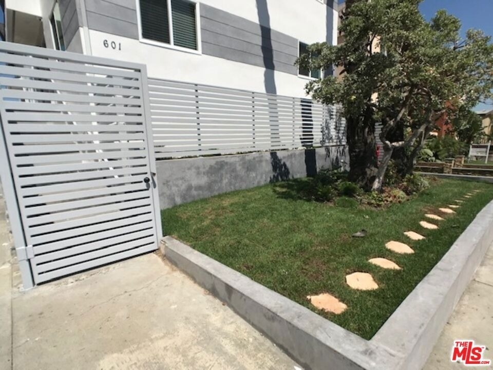 601 N Normandie Avenue - Photo 16