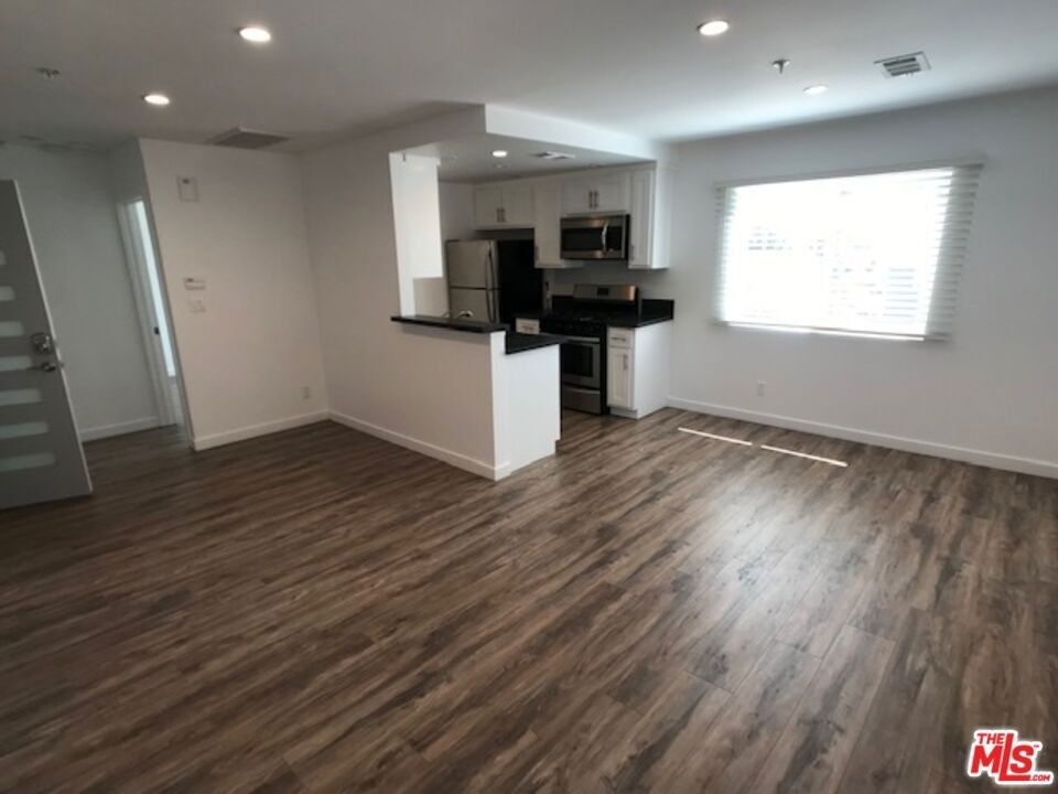 601 N Normandie Avenue - Photo 2
