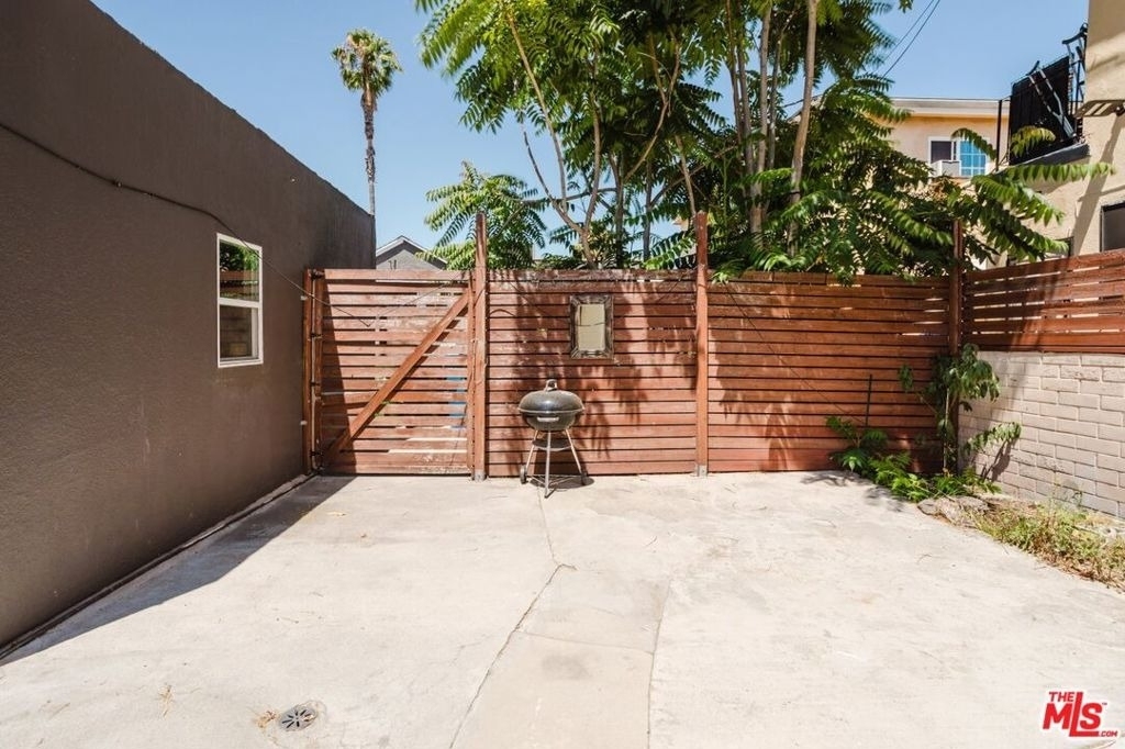 5630 1/2 Craner Avenue - Photo 9