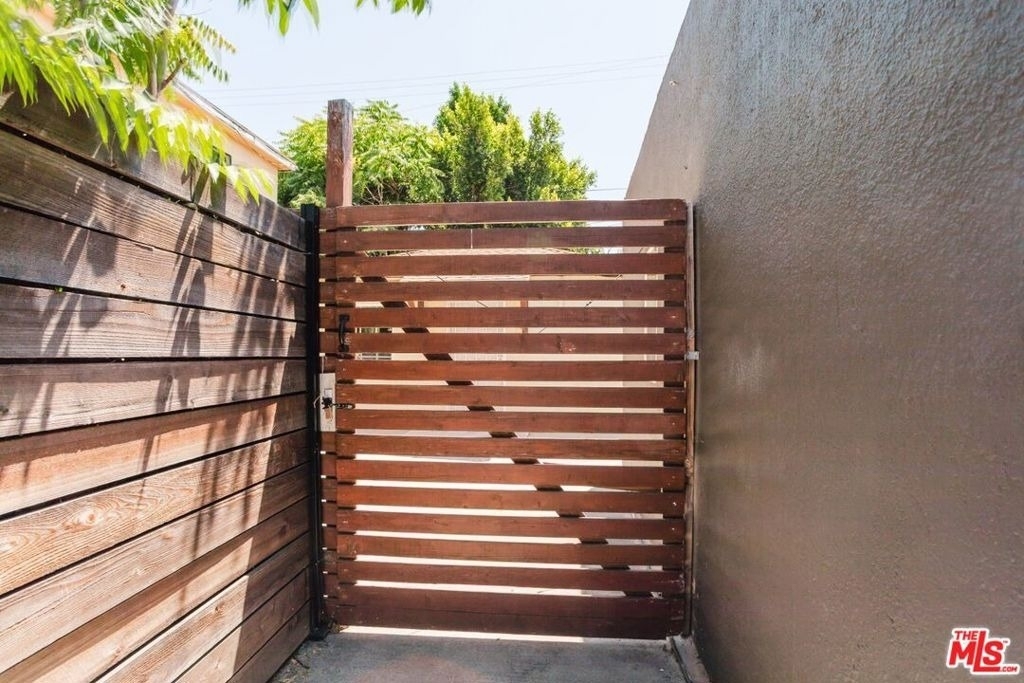 5630 1/2 Craner Avenue - Photo 11