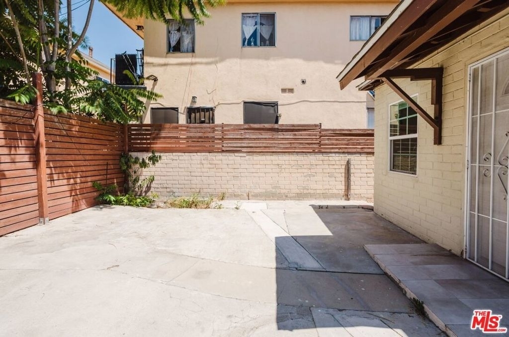 5630 1/2 Craner Avenue - Photo 5