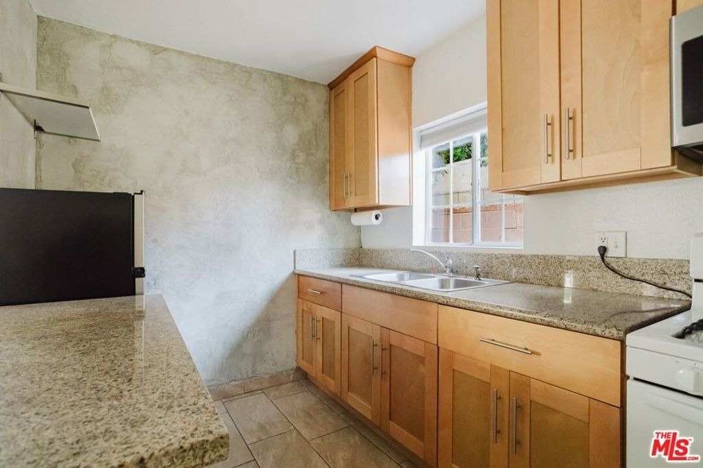5630 1/2 Craner Avenue - Photo 18