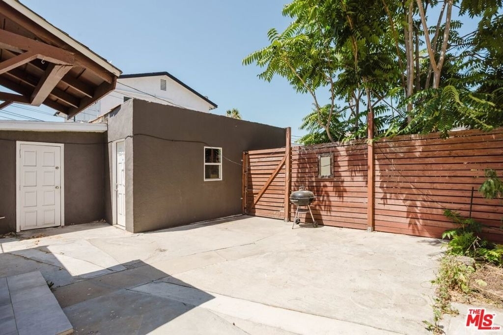 5630 1/2 Craner Avenue - Photo 8
