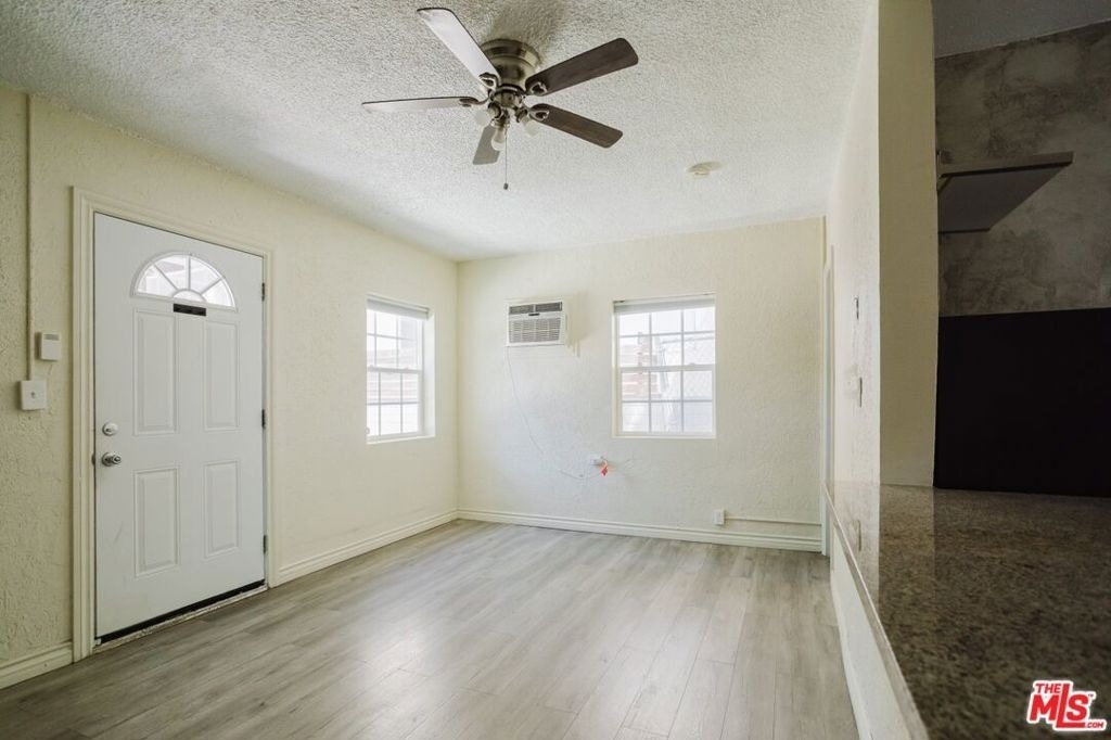 5630 1/2 Craner Avenue - Photo 14