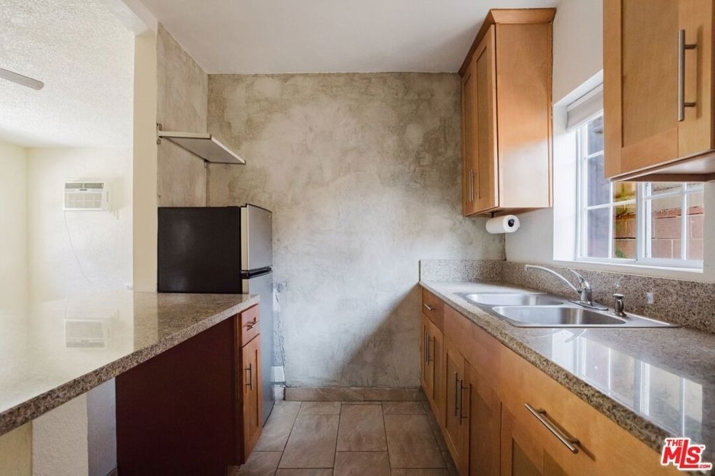 5630 1/2 Craner Avenue - Photo 17