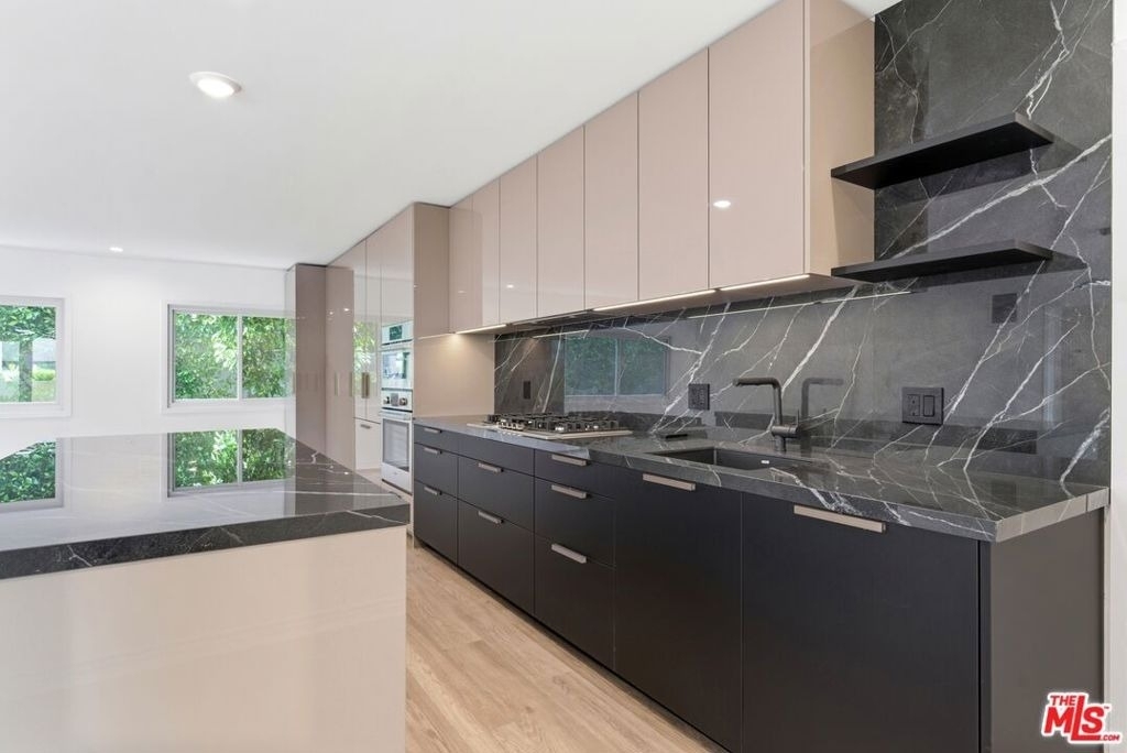 1233 N Laurel Avenue - Photo 0