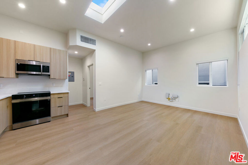 954 N San Vicente Boulevard - Photo 2
