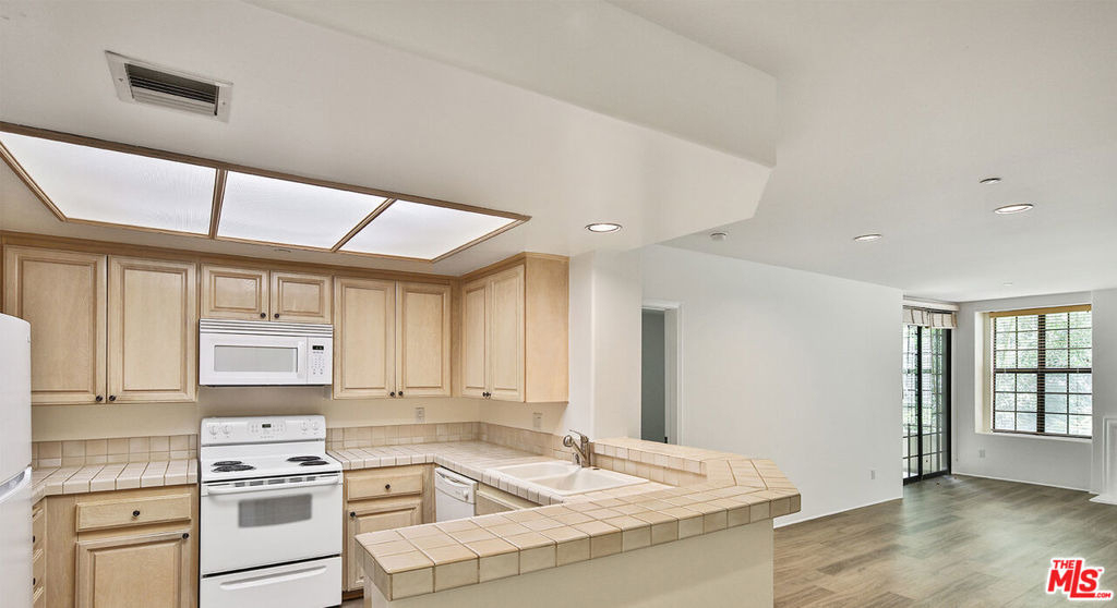 555 S Barrington Avenue - Photo 2