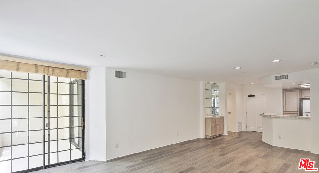 555 S Barrington Avenue - Photo 11