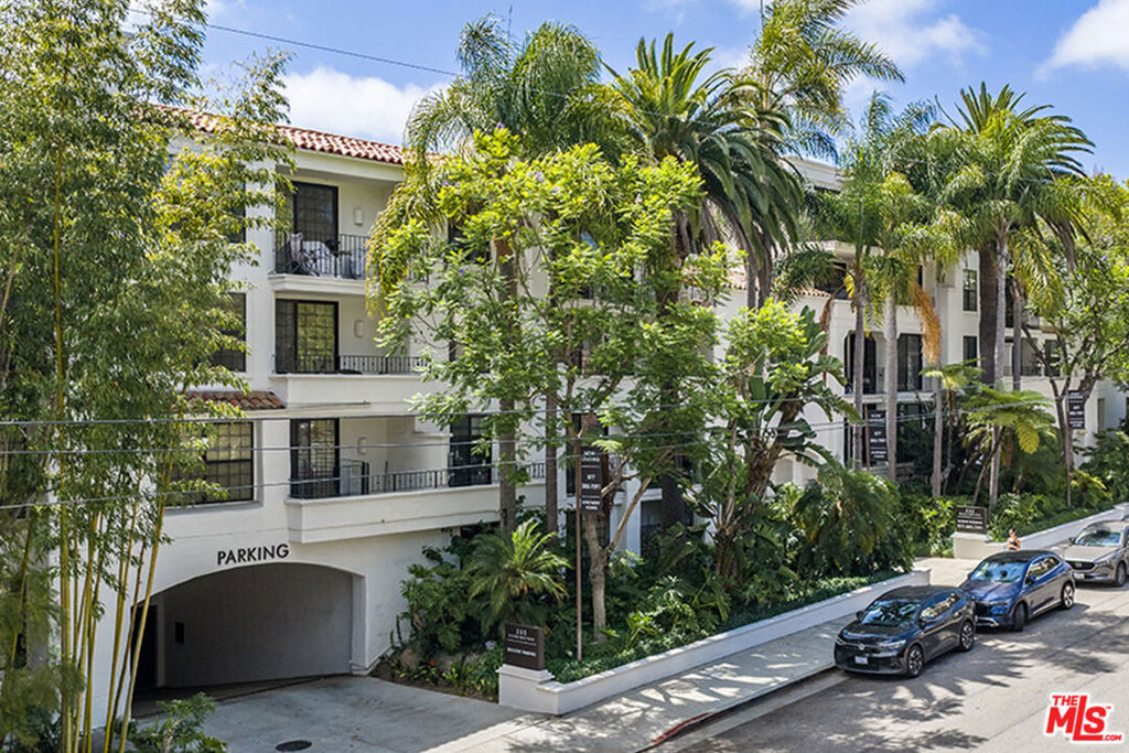 555 S Barrington Avenue - Photo 0