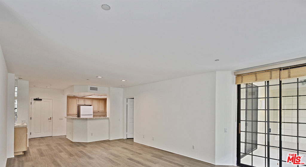 555 S Barrington Avenue - Photo 8