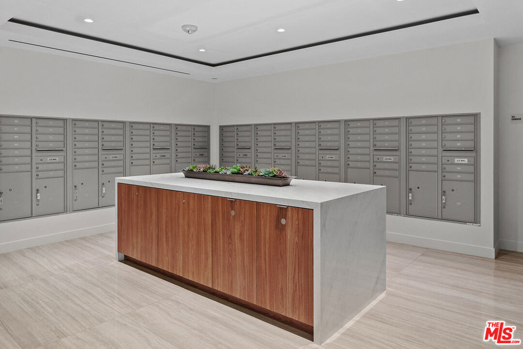 555 S Barrington Avenue - Photo 33