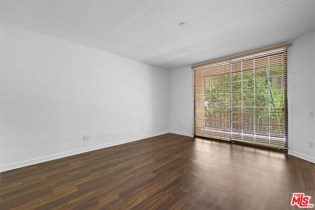 555 S Barrington Avenue - Photo 10