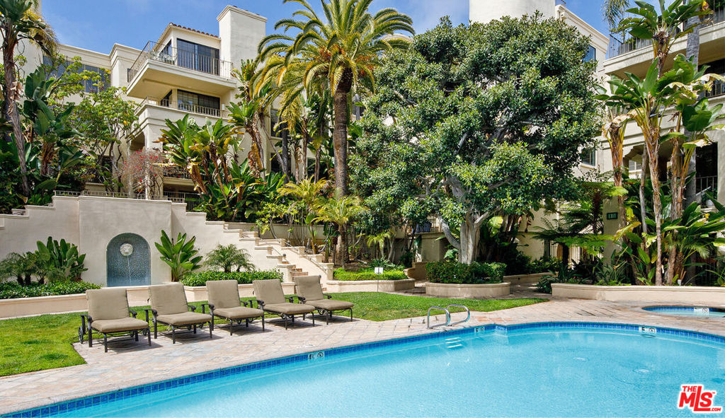 555 S Barrington Avenue - Photo 17