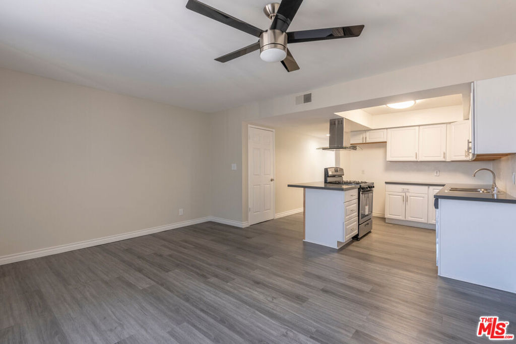 11701 Oxnard Street - Photo 3