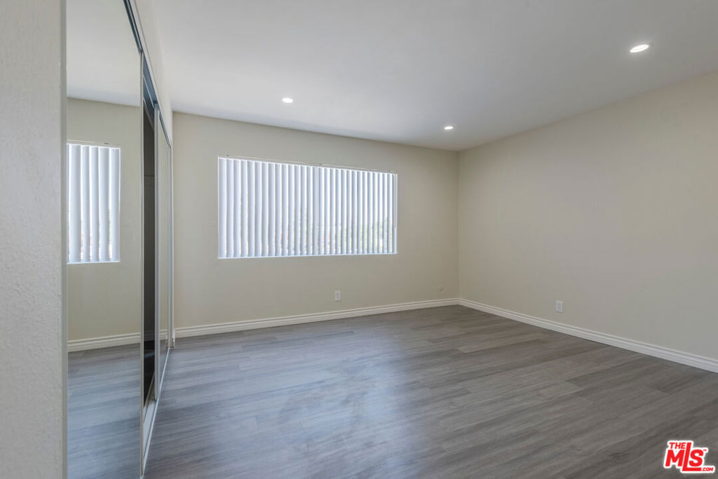 11701 Oxnard Street - Photo 10