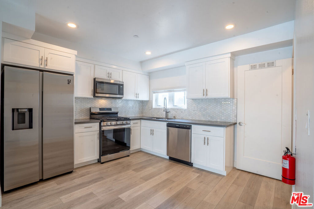 608 1/2 N Gramercy Place - Photo 0