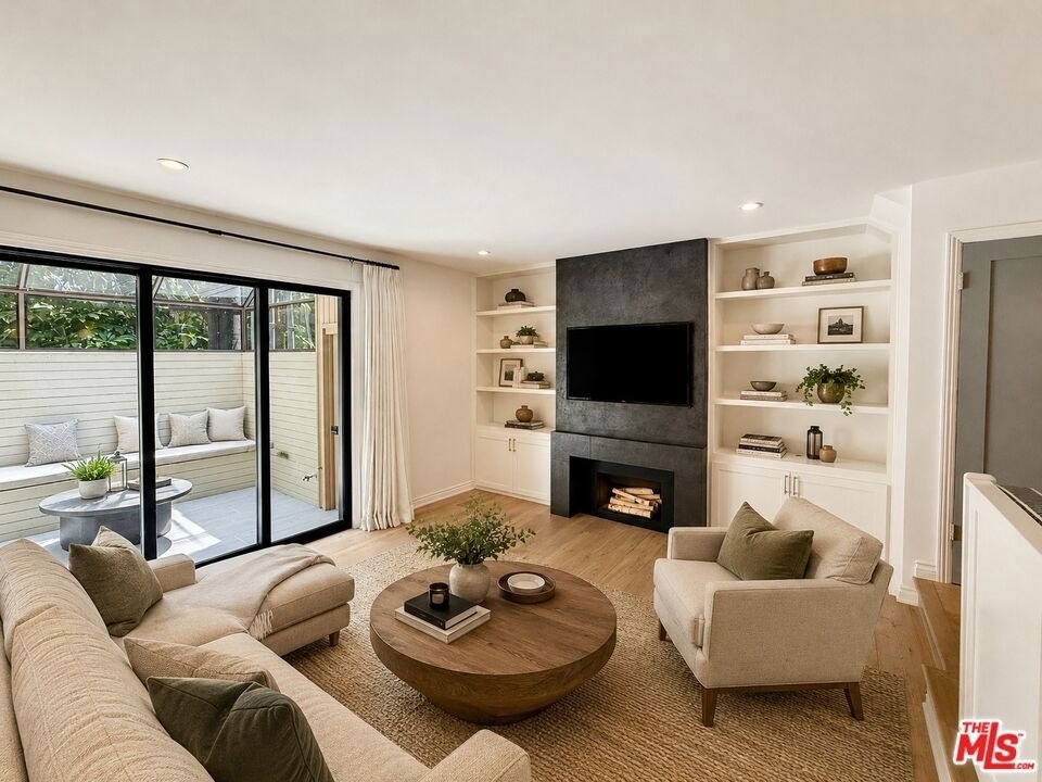 853 Larrabee Street - Photo 0