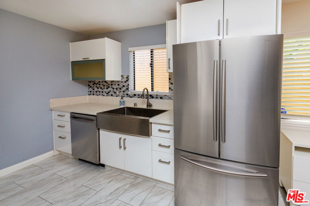 5848 Hazeltine Avenue - Photo 5