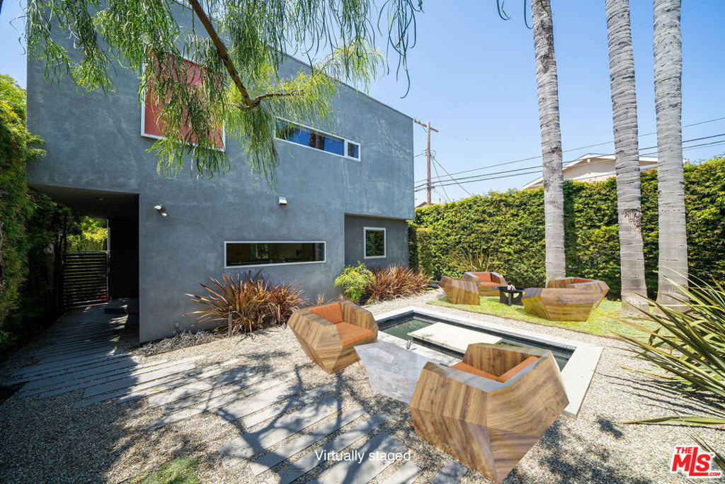 929 Dickson Street - Photo 2