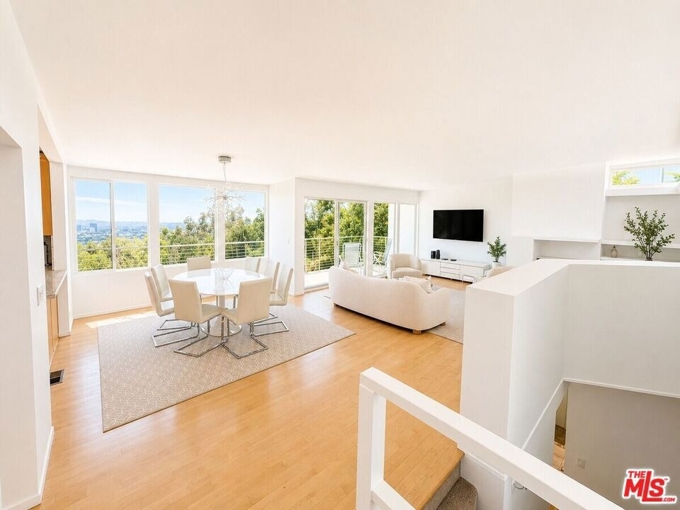 8376 Hollywood Boulevard - Photo 2