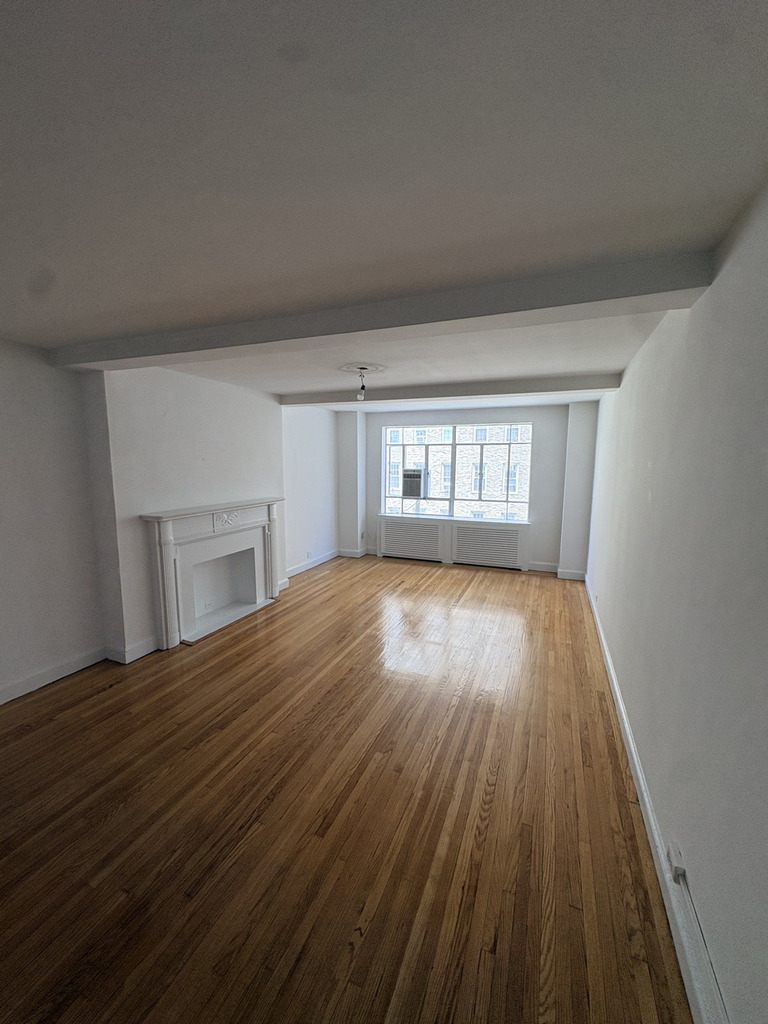 Fifth Avenue - Photo 1