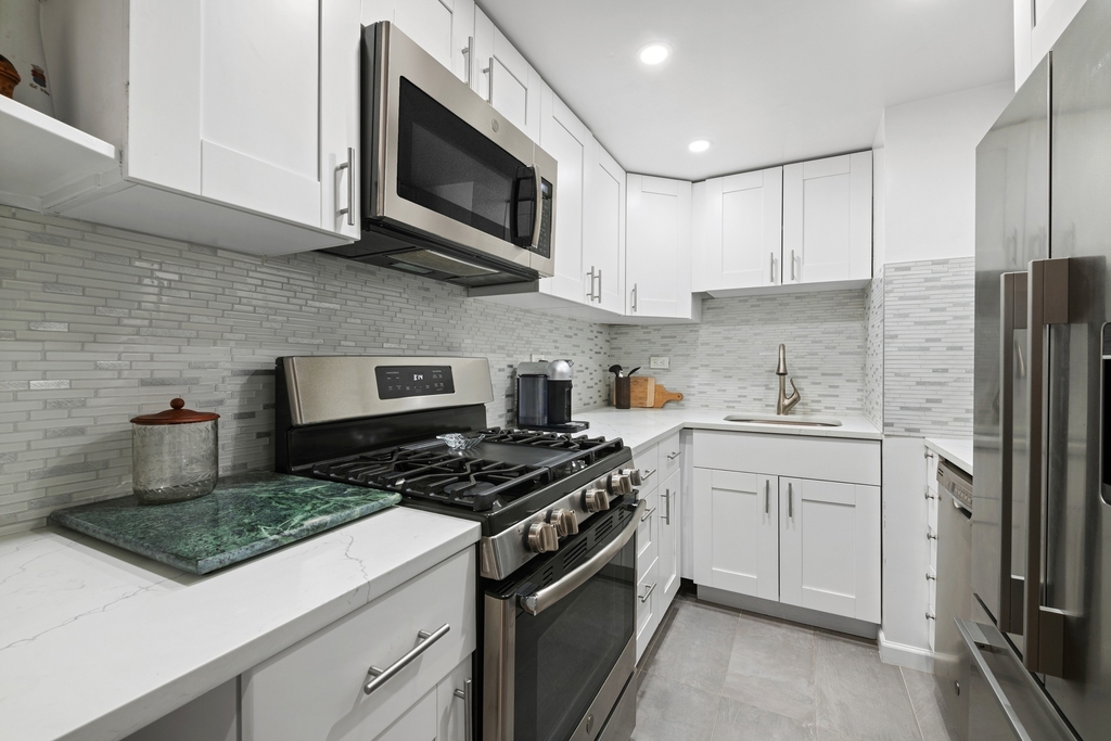 330 E 38th St - Photo 4