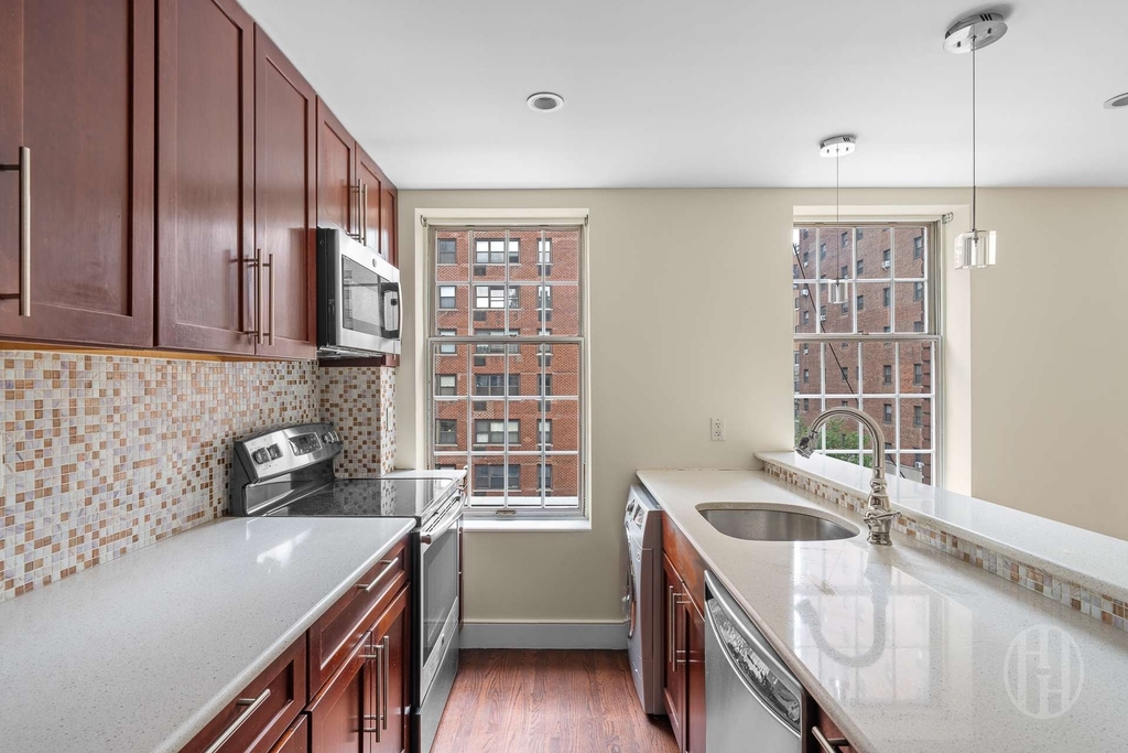 200 E 35th Street - Photo 4