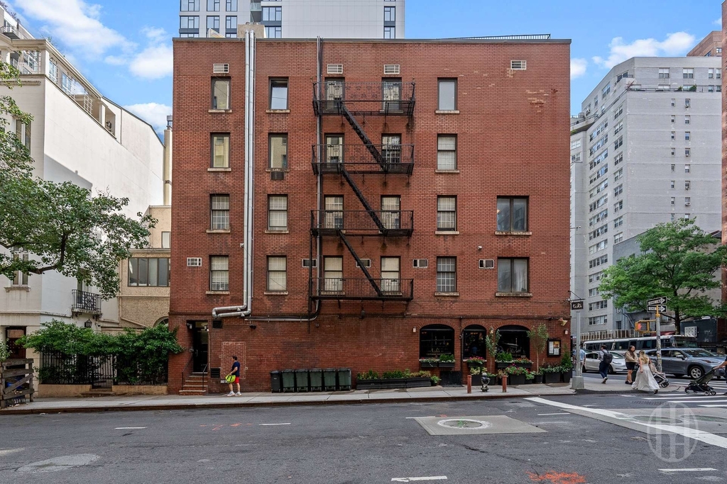 200 E 35th Street - Photo 9
