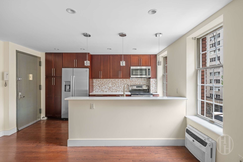 200 E 35th Street - Photo 3
