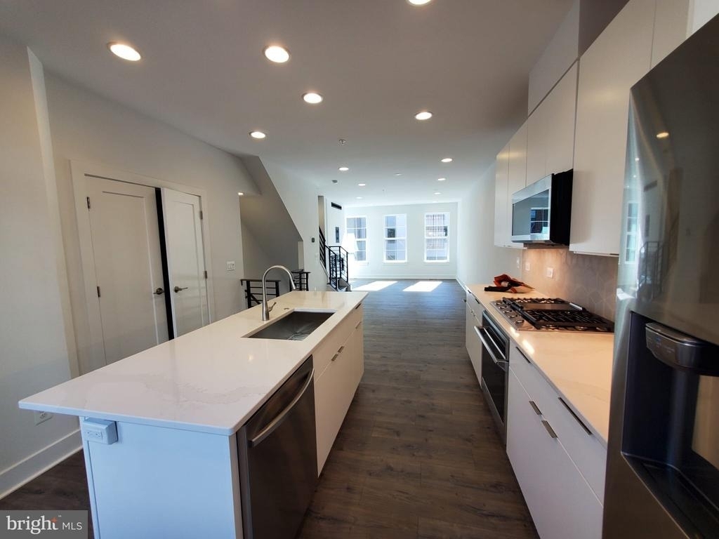 1882 Michael Faraday Drive - Photo 2
