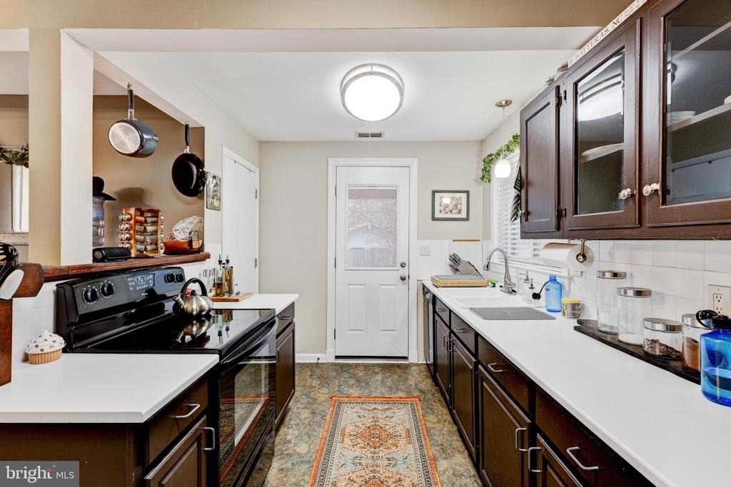 9920 Pinehurst Avenue - Photo 8