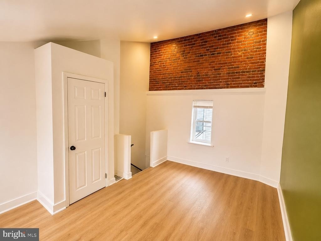 109 W Thompson Street - Photo 11