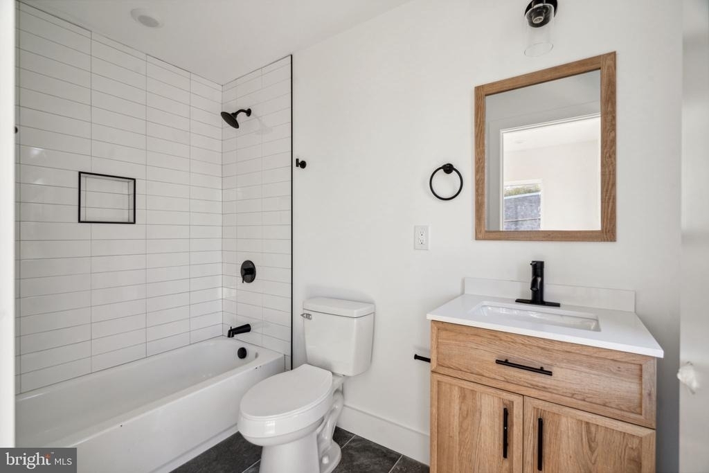 2400 W Montgomery Avenue - Photo 0