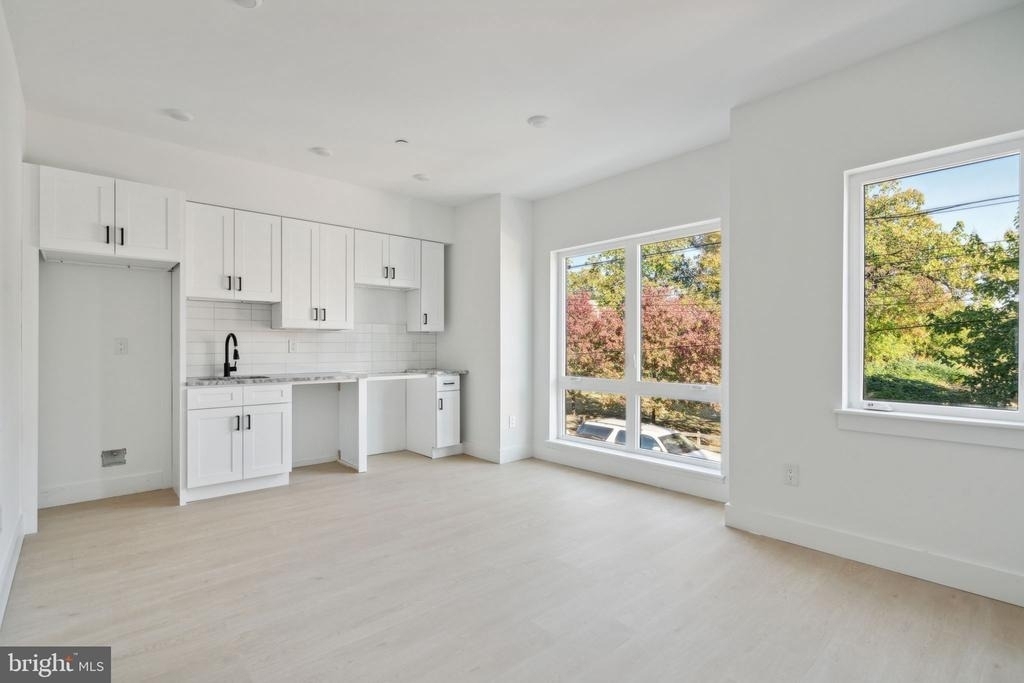 2400 W Montgomery Avenue - Photo 2