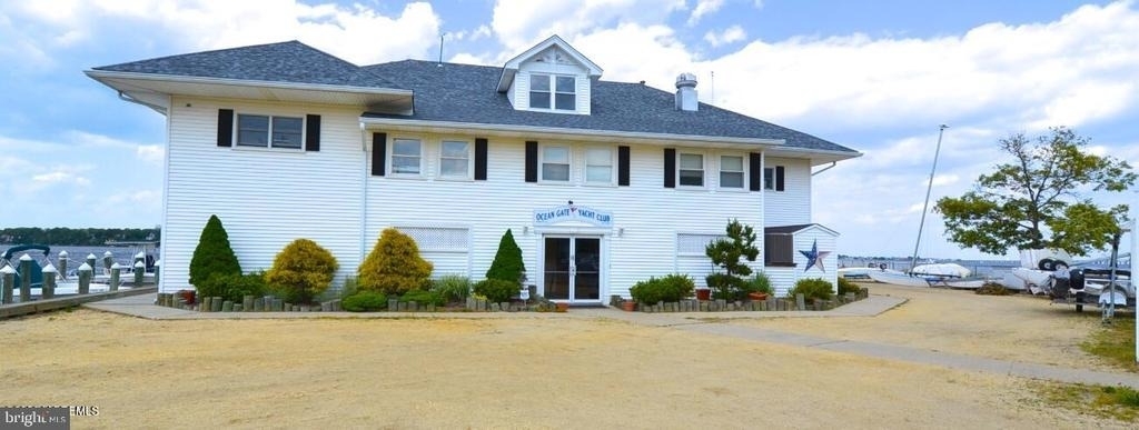 445 E Bayview Avenue - Photo 35