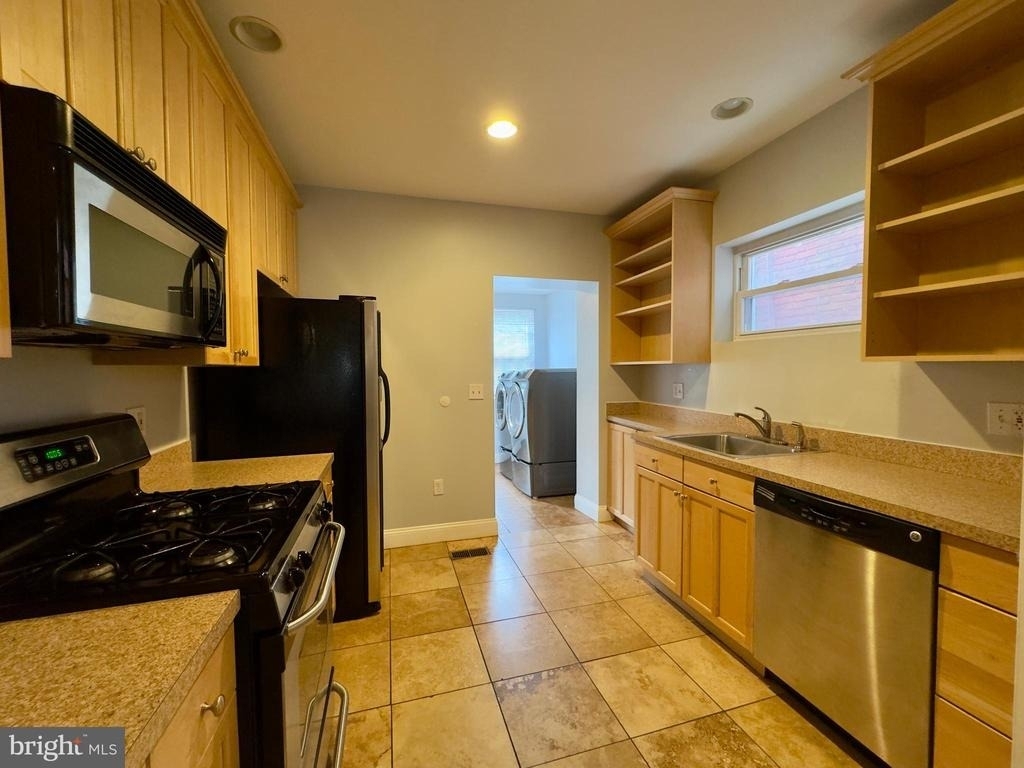 816 W 37th Street - Photo 10