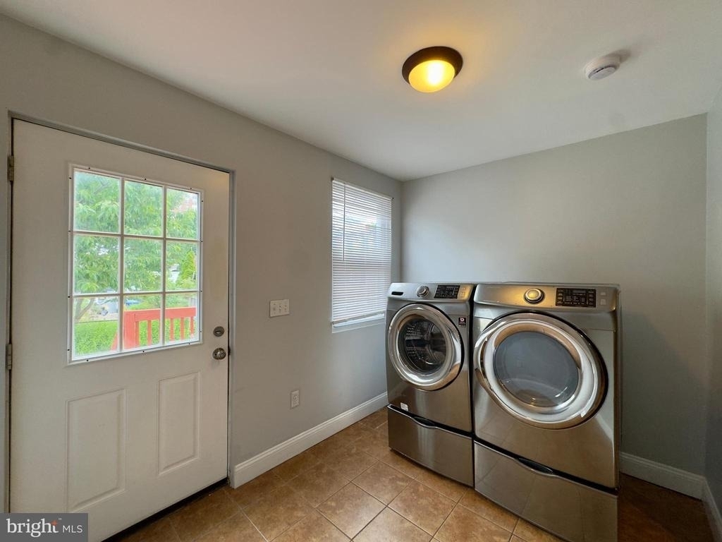 816 W 37th Street - Photo 3