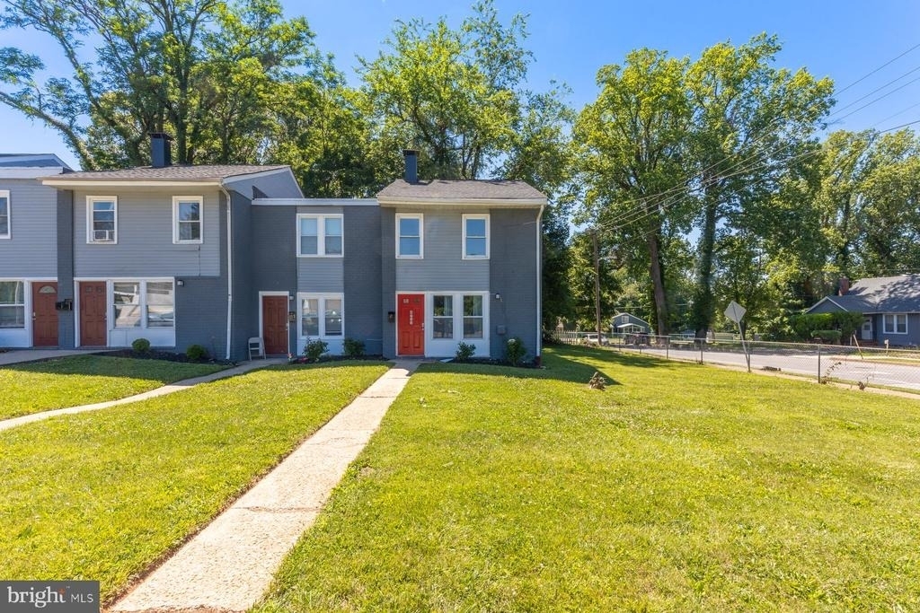 4711 Navarro Avenue - Photo 0