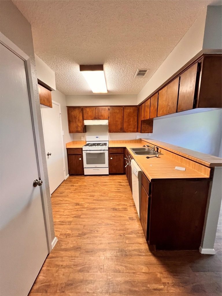 301 12th St - Photo 5