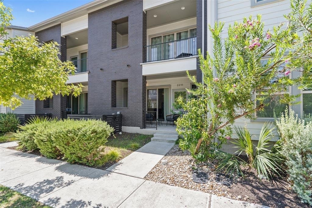 2211 Robert Browning St - Photo 2