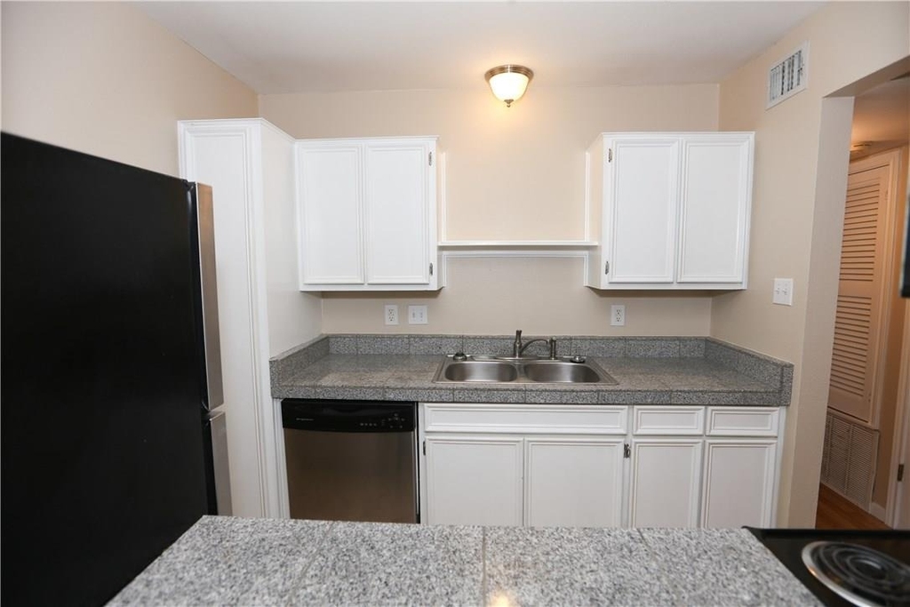 400 W 35th St - Photo 3