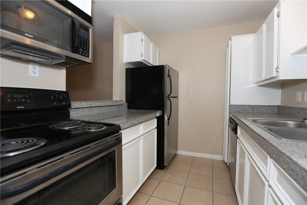 400 W 35th St - Photo 4